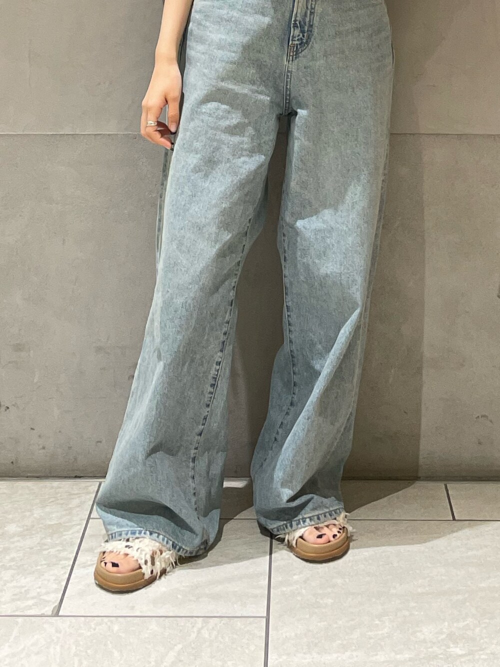 その他のシャツ/ブラウス、ブルー系のデニムパンツ、ホワイト系のサンダルを着用したレディースの春コーディネートの8枚目の写真