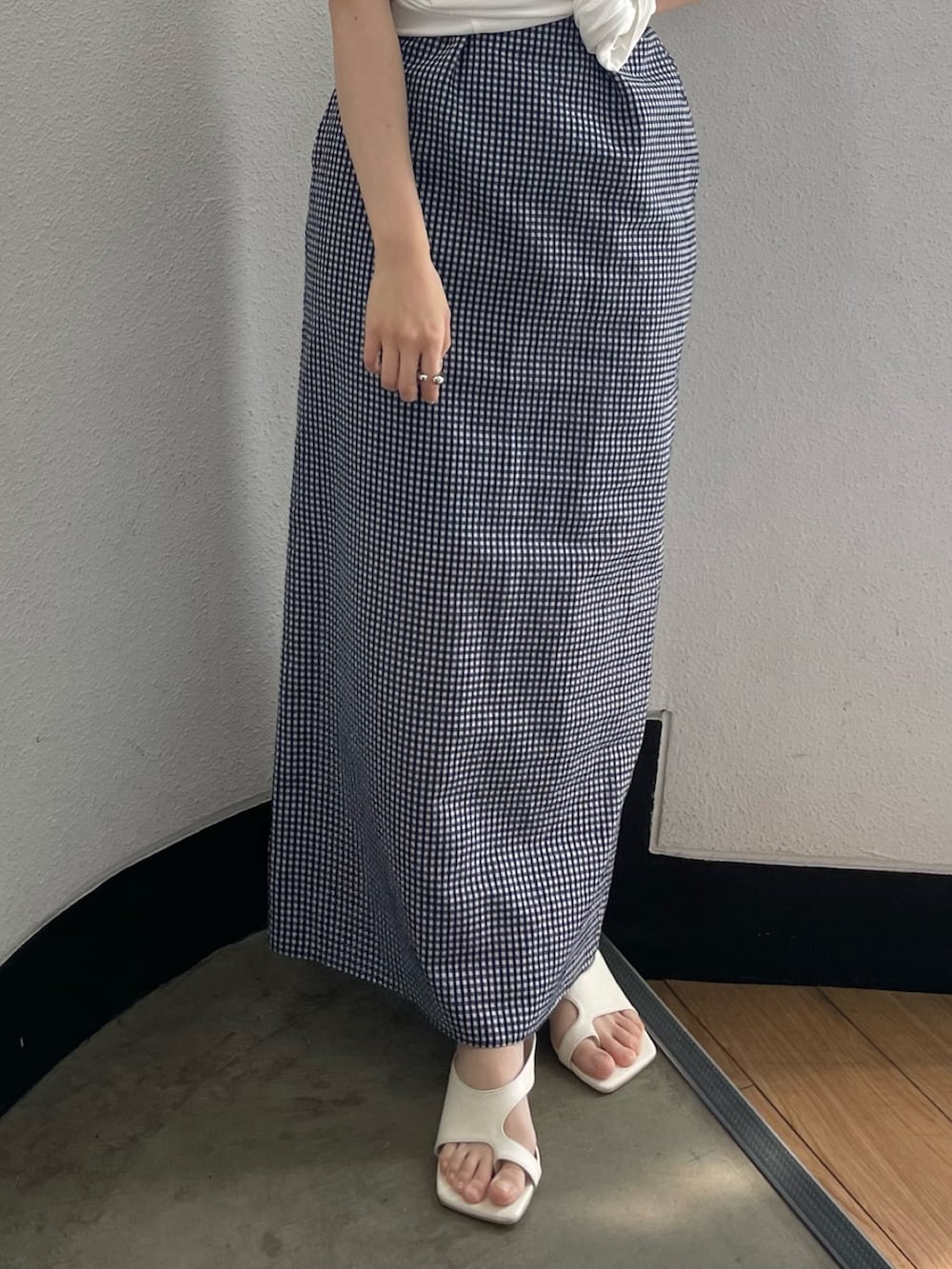 ブルー系のワンピース、ホワイト系のTシャツ/カットソー、ホワイト系のサンダルを着用したレディースの春コーディネートの7枚目の写真