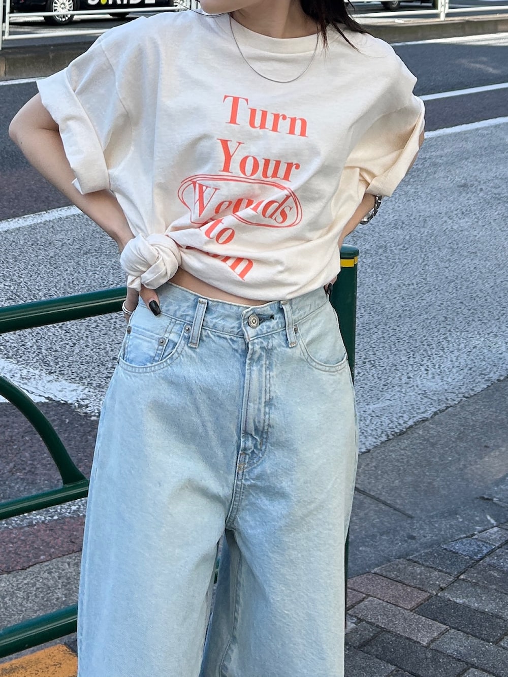 「デニムパンツ、デニムコーデ、デニム、Tシャツ、Tシャツ×デニム、Tシャツコーデ、カジュアルコーデ、カジュアル、カットオフ、カットオフデニム、バギーデニム、夏服コーデ、ゆるコーデ、夏ファッション、夏服」｜「Ungridのカットオフバギールーズデニム（デニムパンツ、ブルー系）」を使った、多田詩音さん（レディース・152cm）の夏コーディネートの6枚目の写真
