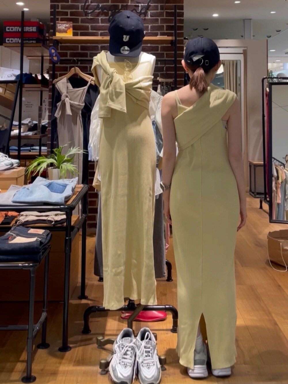 イエロー系のワンピース、ブルー系のキャップを着用したレディースの夏コーディネートの5枚目の写真