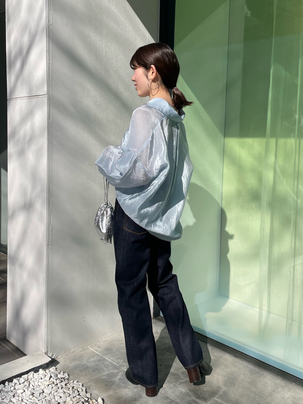 ブラック系のブーツ、ブルー系のデニムパンツ、ブルー系のシャツ/ブラウスを着用したレディースの冬コーディネートの4枚目の写真