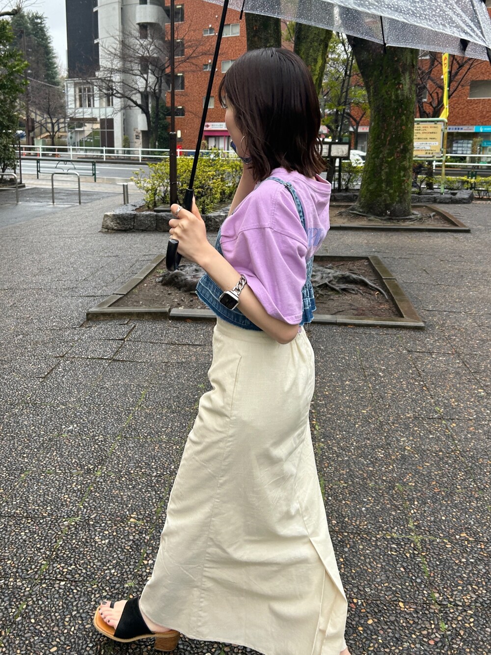 ブラック系のサンダル、ブルー系のキャミソール、パープル系のTシャツ/カットソーを着用したレディースの春コーディネートの8枚目の写真