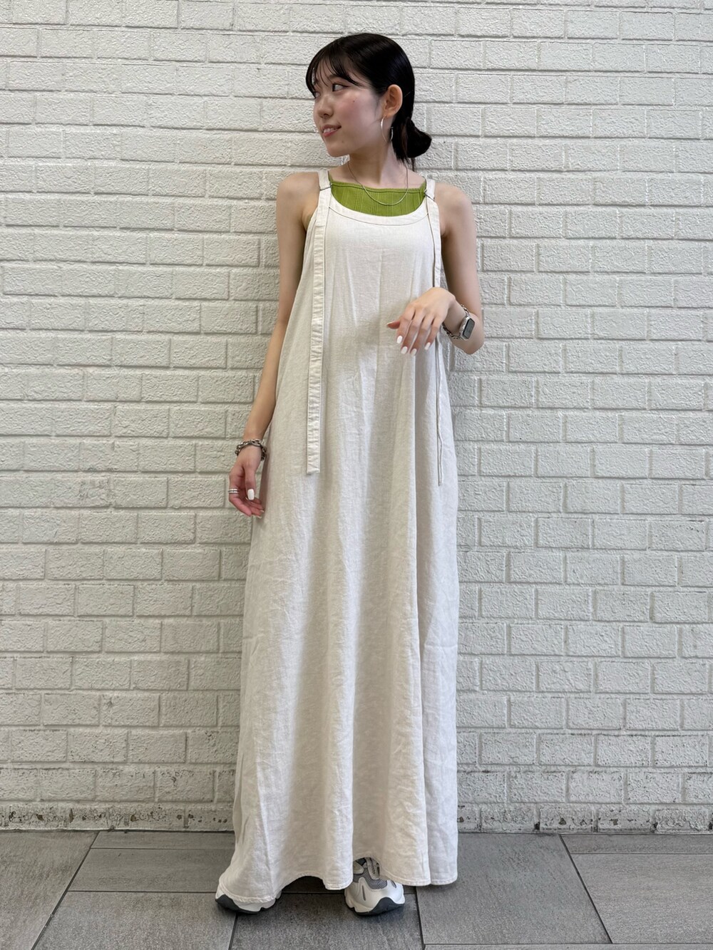 ホワイト系のワンピースを着用したレディースの夏コーディネートの7枚目の写真