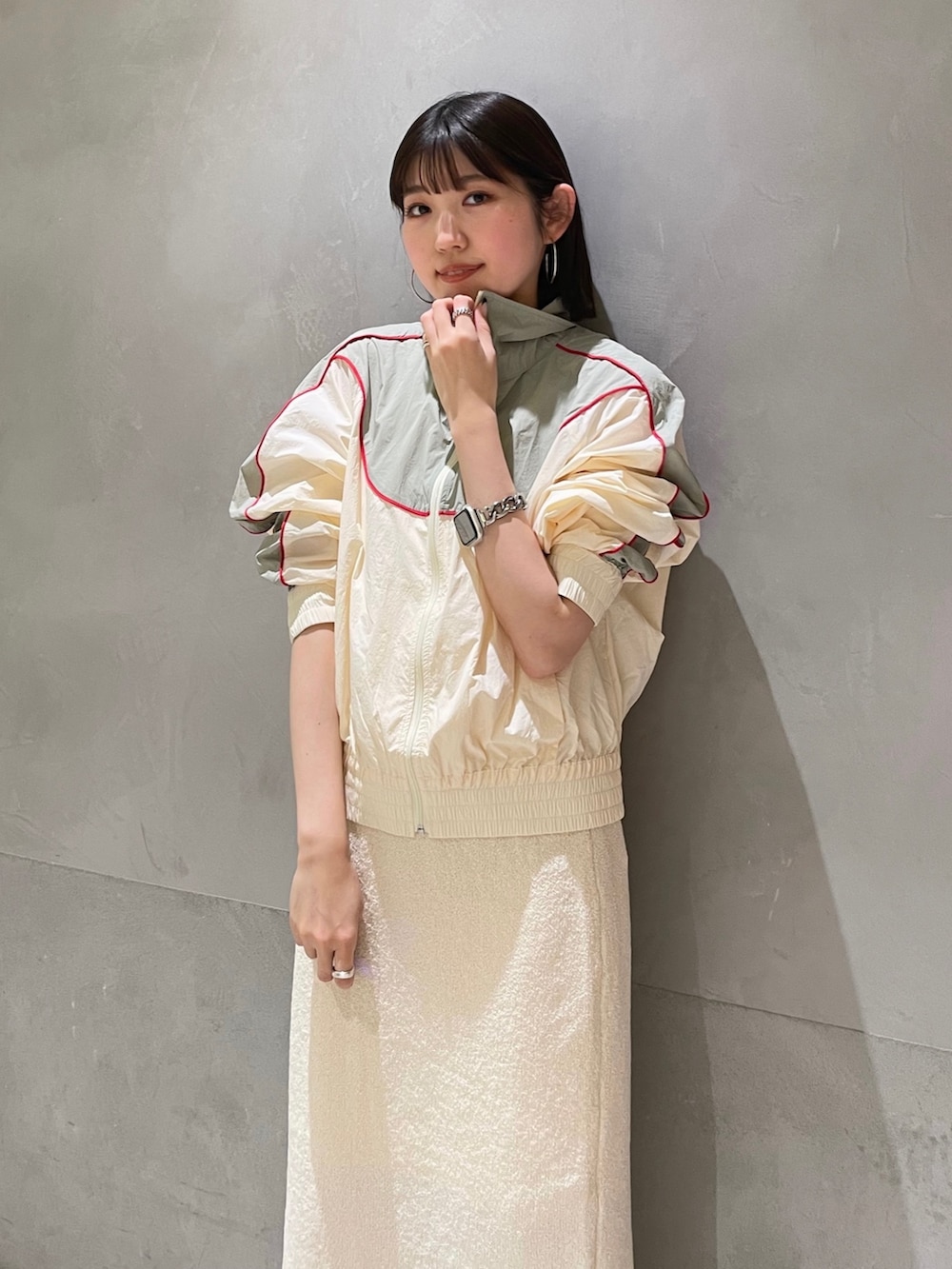 ホワイト系のスカート、ホワイト系のブルゾンを着用したレディースの冬コーディネートの3枚目の写真