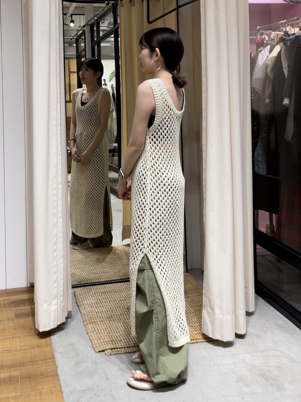 ブラック系のキャミソール、ホワイト系のサンダル、ベージュ系のその他パンツを着用したレディースの夏コーディネートの2枚目の写真