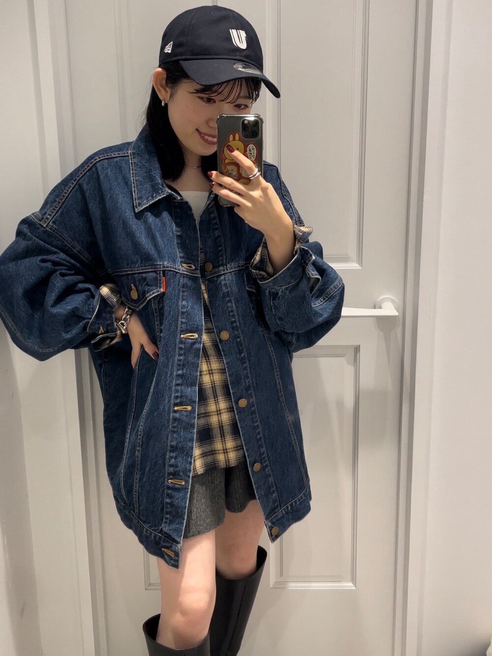 ブラック系のブーツ、グレー系のその他パンツ、ブルー系のシャツ/ブラウスを着用したレディースの秋コーディネートの3枚目の写真