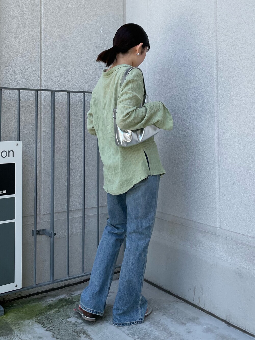 グリーン系のシャツ/ブラウス、グレー系のキャミソール、ホワイト系のエコバッグ/サブバッグを着用したレディースの夏コーディネートの7枚目の写真