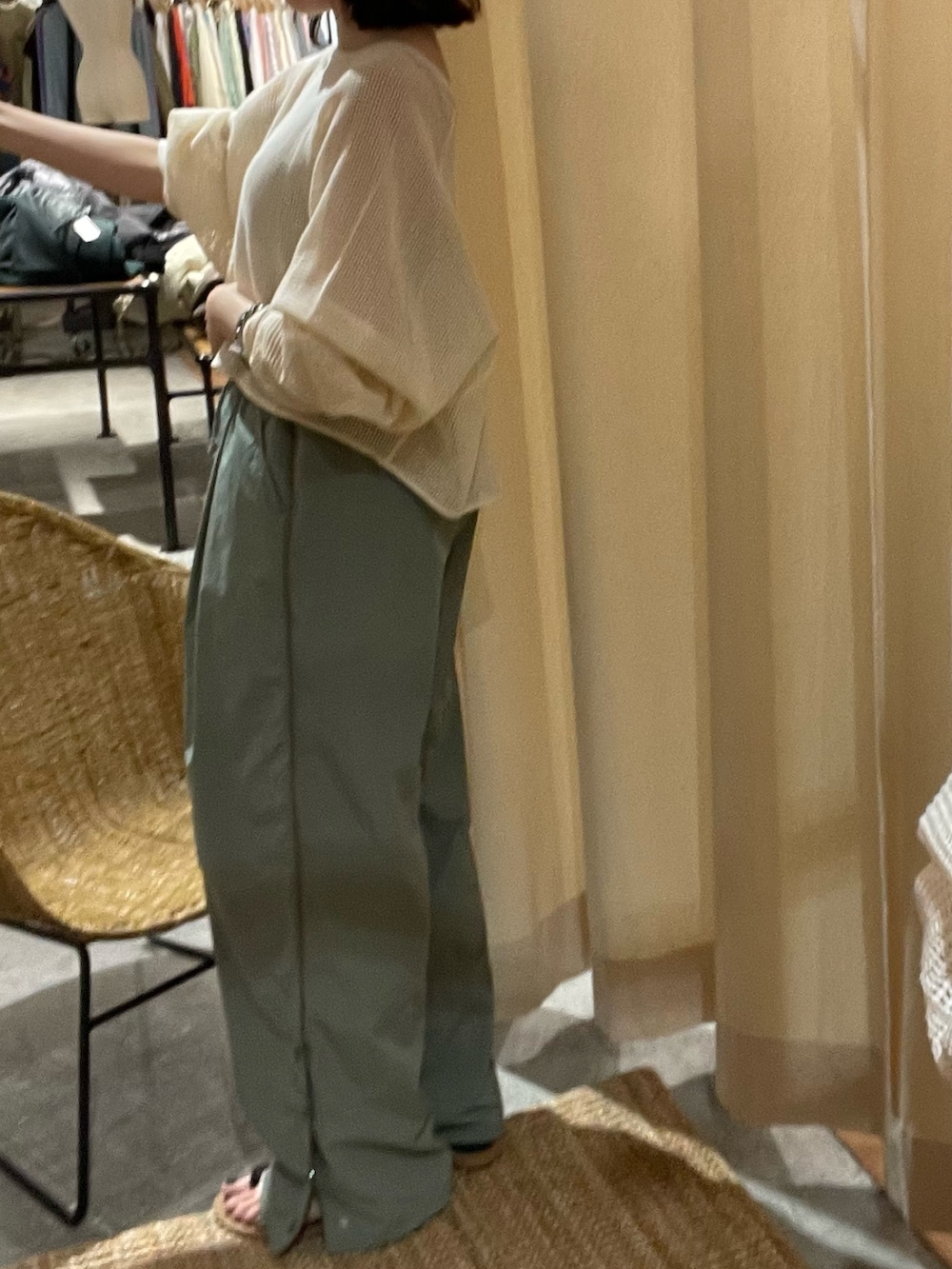 グレー系のキャミソール、ブラック系のサンダル、グリーン系のその他パンツを着用したレディースの春コーディネートの7枚目の写真