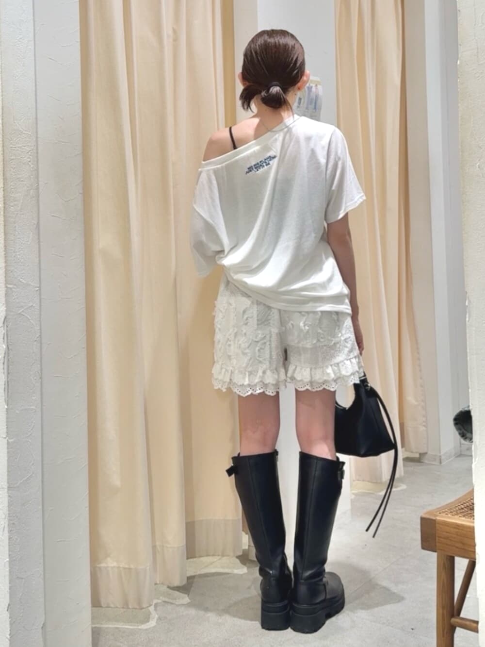 ホワイト系のその他パンツ、ホワイト系のTシャツ/カットソー、ブラック系のハンドバッグを着用したレディースの夏コーディネートの3枚目の写真