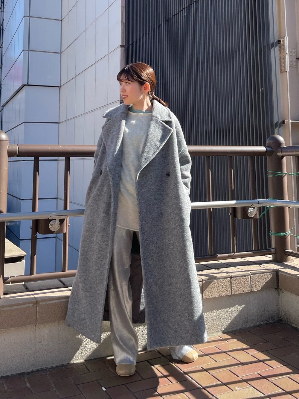 シルバー系のその他パンツ、ベージュ系のブーツ、ブルー系のTシャツ/カットソーを着用したレディースの秋コーディネートの2枚目の写真