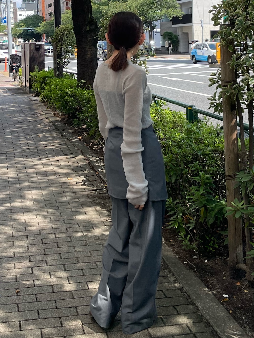 ブラウン系のブーツ、グレー系のニット/セーター、グレー系のその他パンツを着用したレディースの秋コーディネートの2枚目の写真