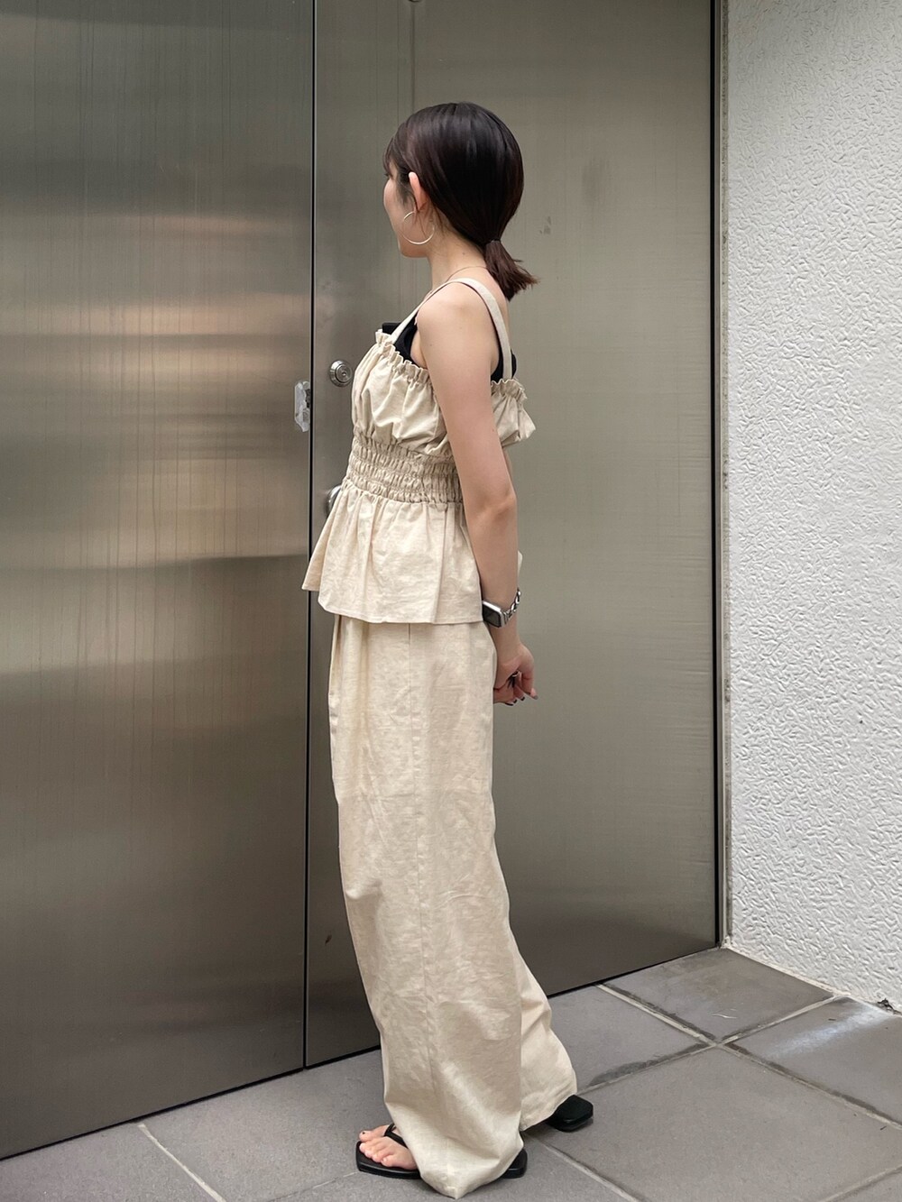 ホワイト系のキャミソール、ホワイト系のその他パンツ、ブラック系のキャミソールを着用したレディースの夏コーディネートの7枚目の写真