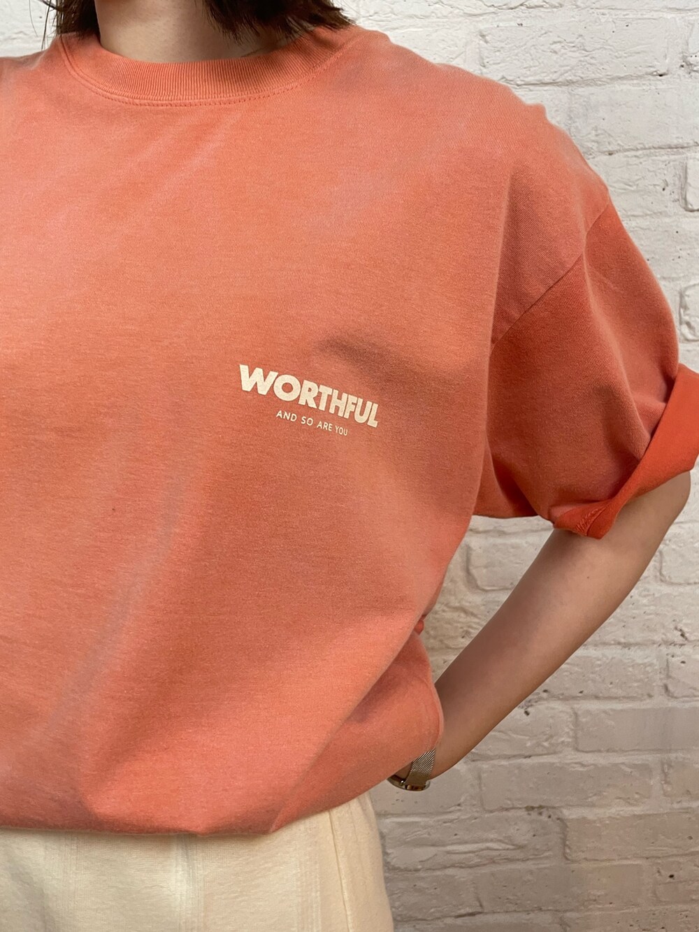 ホワイト系のスカート、イエロー系のハンドバッグ、ブラック系のパンプスを着用したレディースの春コーディネートの3枚目の写真