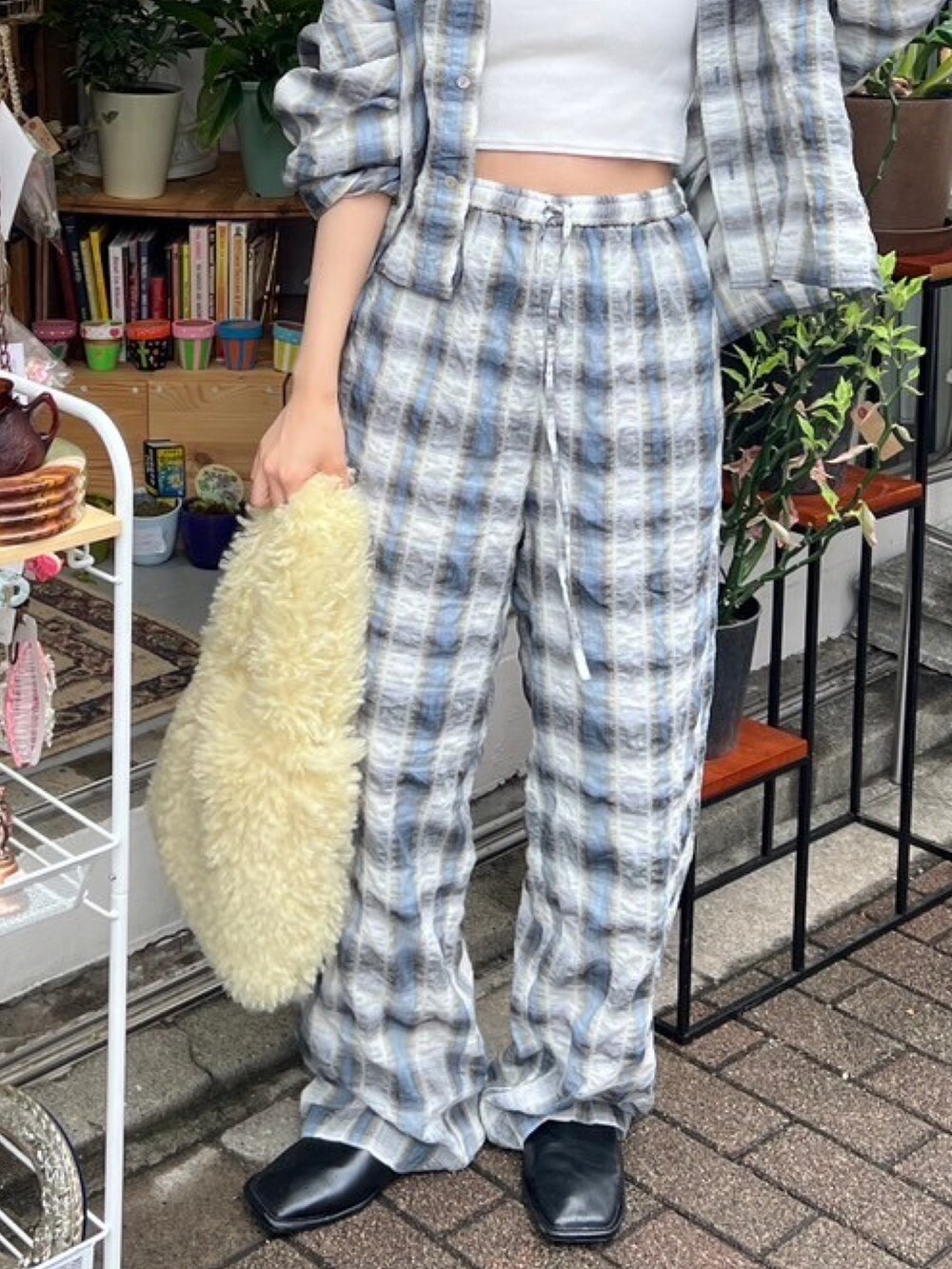 ブルー系のシャツ/ブラウス、ブルー系のその他パンツ、ブラック系のローファーを着用したレディースの夏コーディネートの7枚目の写真