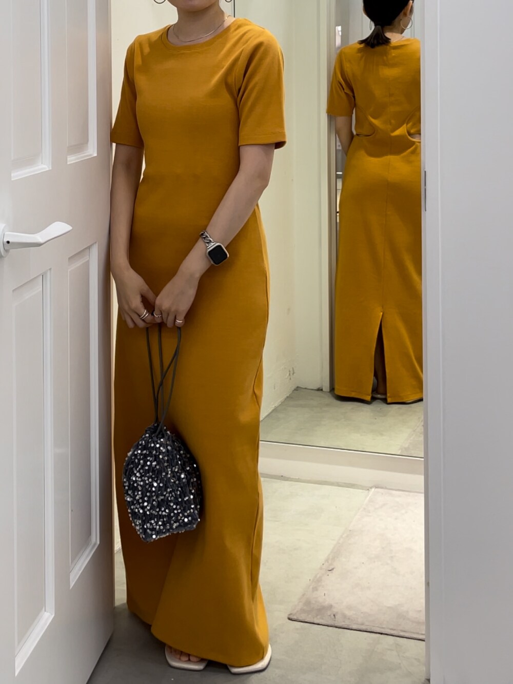 ホワイト系のサンダル、オレンジ系のワンピースを着用したレディースの夏コーディネートの4枚目の写真