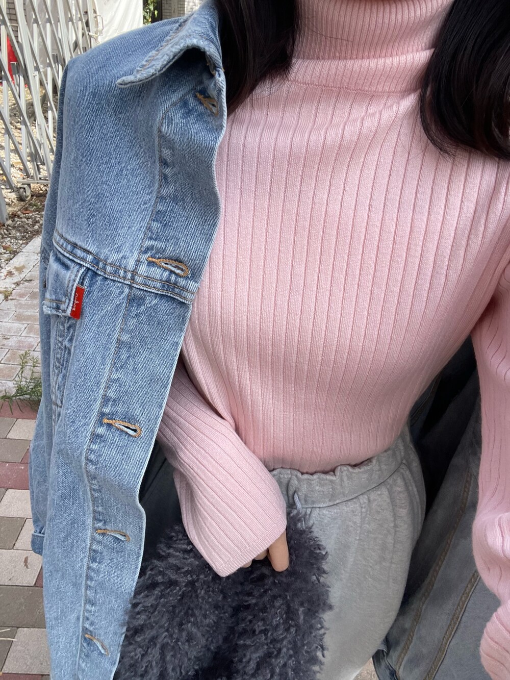 ピンク系のニット/セーター、グレー系のハンドバッグ、グレー系のスウェットパンツを着用したレディースの秋コーディネートの9枚目の写真