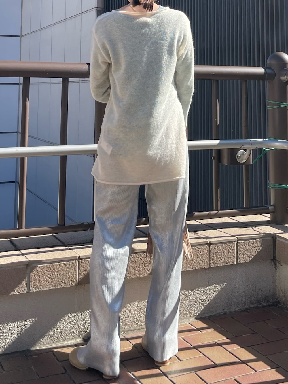 ベージュ系のブーツ、ブルー系のTシャツ/カットソー、ホワイト系のニット/セーターを着用したレディースの秋コーディネートの7枚目の写真