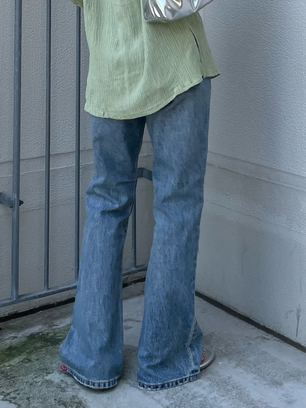 グリーン系のシャツ/ブラウス、グレー系のキャミソール、ホワイト系のエコバッグ/サブバッグを着用したレディースの夏コーディネートの9枚目の写真