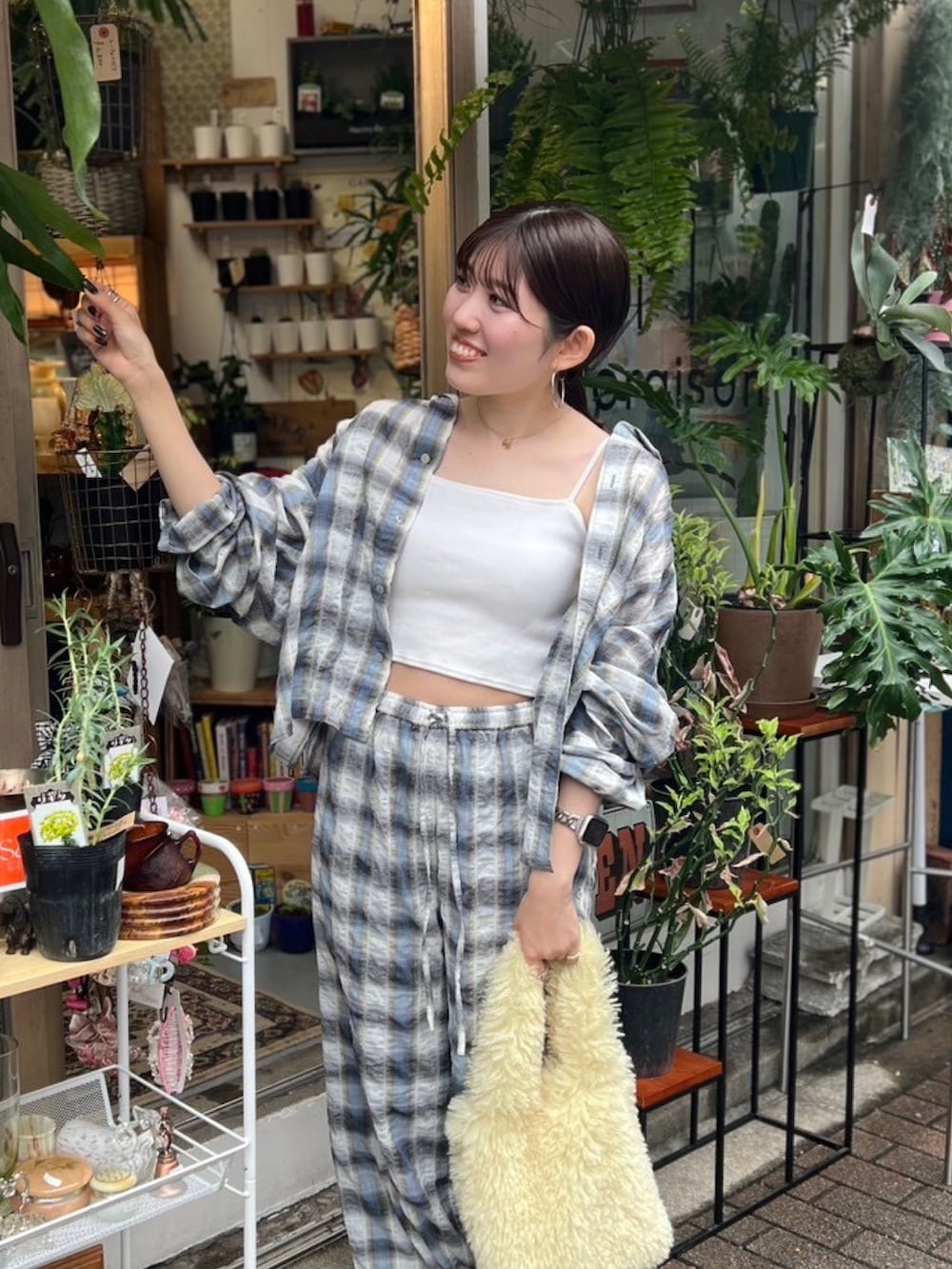 ブルー系のシャツ/ブラウス、ブルー系のその他パンツ、ブラック系のローファーを着用したレディースの夏コーディネートの4枚目の写真