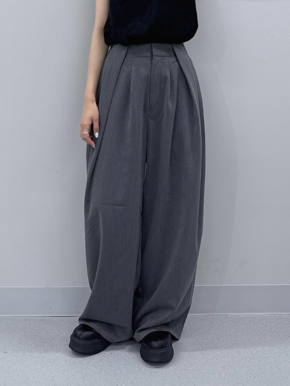 ブラック系のキャミソール、ブルー系のその他パンツ、グレー系のタンクトップを着用したレディースの夏コーディネートの6枚目の写真