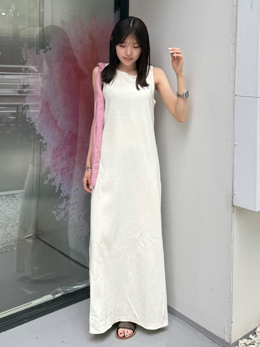 ホワイト系のワンピース、ピンク系のトートバッグ、ブラック系のサンダルを着用したレディースの夏コーディネートの2枚目の写真