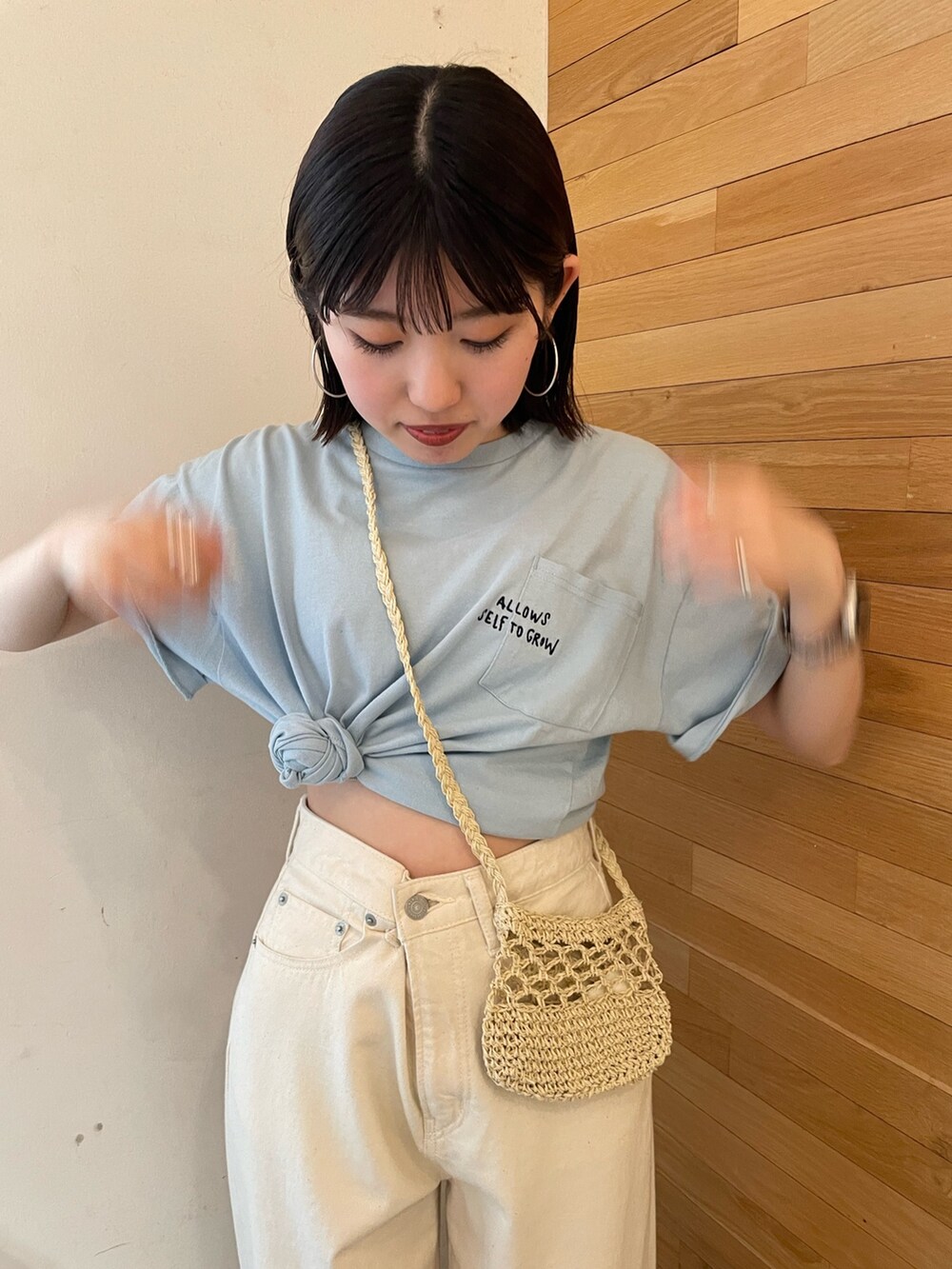 ブルー系のTシャツ/カットソー、ホワイト系のサンダル、ベージュ系のショルダーバッグを着用したレディースの春コーディネートの8枚目の写真