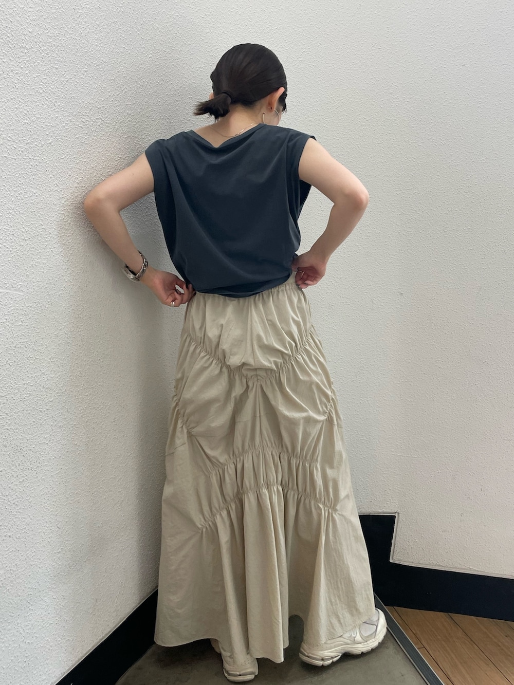 ホワイト系のスカート、グレー系のTシャツ/カットソーを着用したレディースの夏コーディネートの8枚目の写真