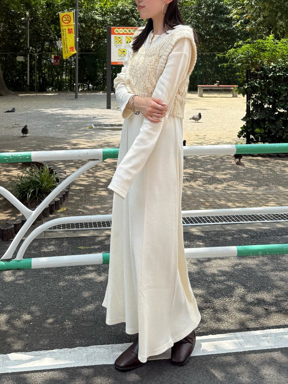 ホワイト系のワンピース、ブラウン系のブーツ、グレー系のキャップを着用したレディースの秋コーディネートの4枚目の写真