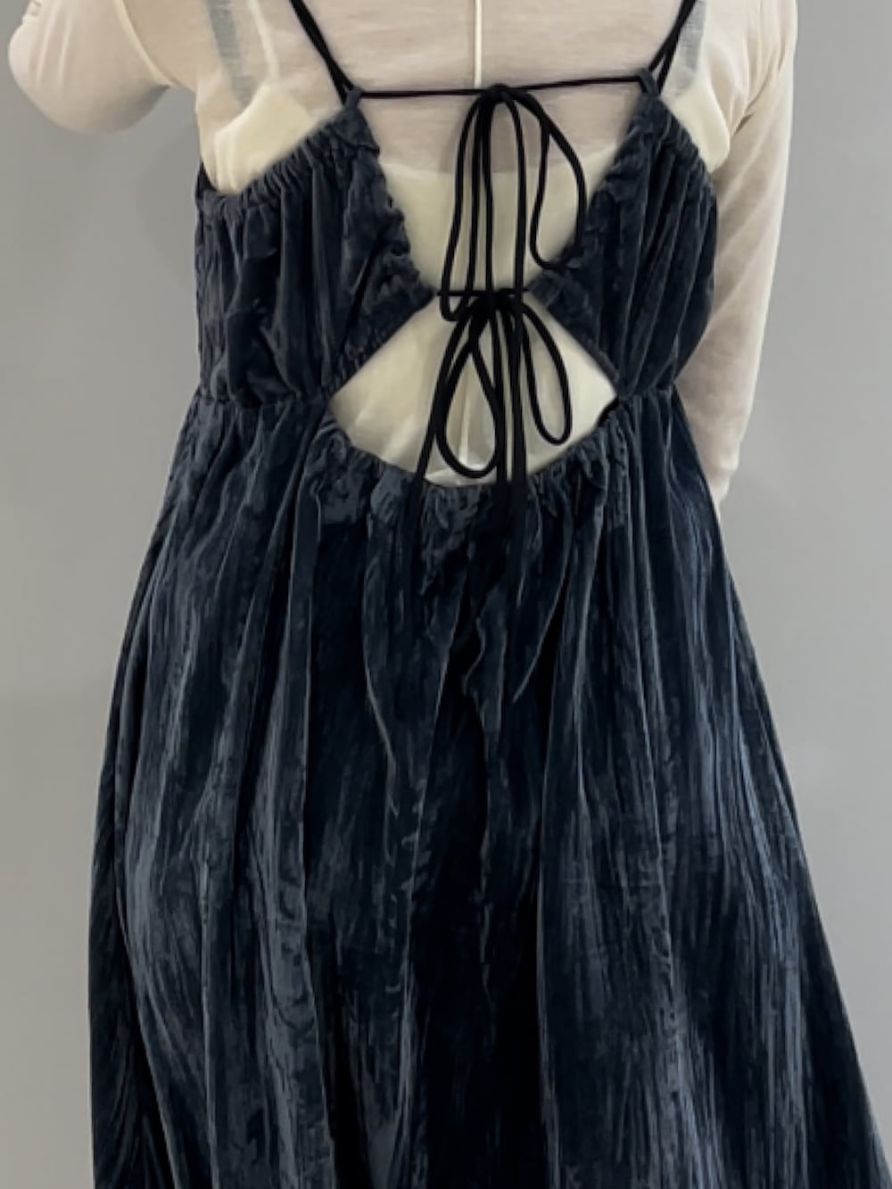 ホワイト系のハンドバッグ、ホワイト系のTシャツ/カットソー、ブルー系のワンピースを着用したレディースの冬コーディネートの4枚目の写真