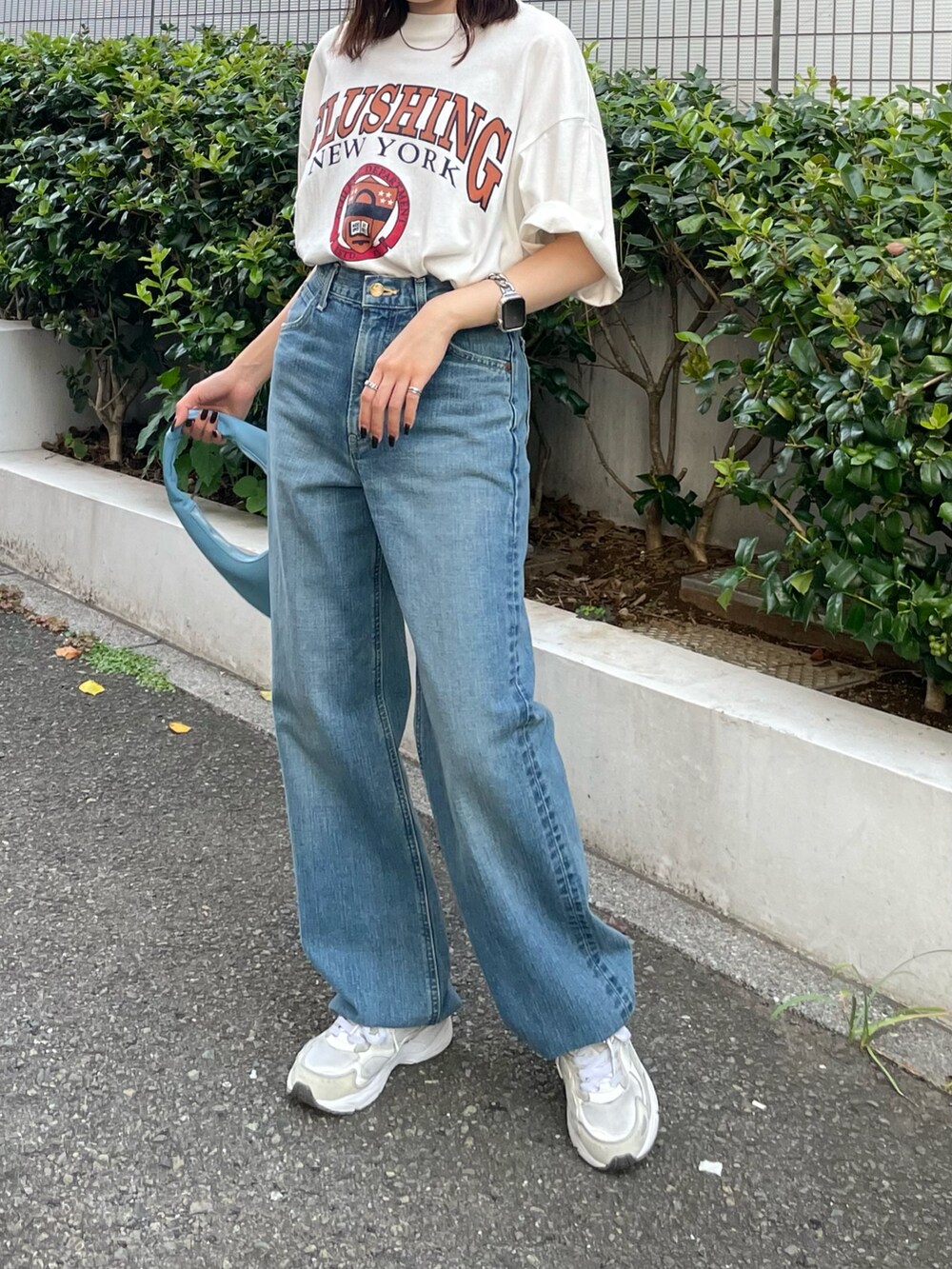 ホワイト系のTシャツ/カットソー、ブルー系のハンドバッグ、ブルー系のデニムパンツを着用したレディースの夏コーディネートの2枚目の写真