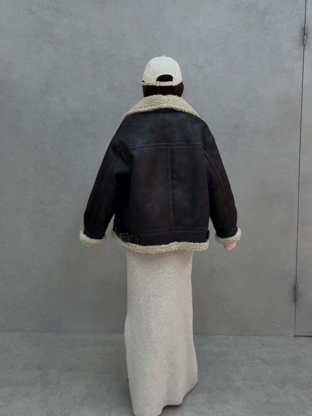 ピンク系のスウェット、グレー系のスカート、ブラウン系のブーツを着用したレディースの冬コーディネートの4枚目の写真