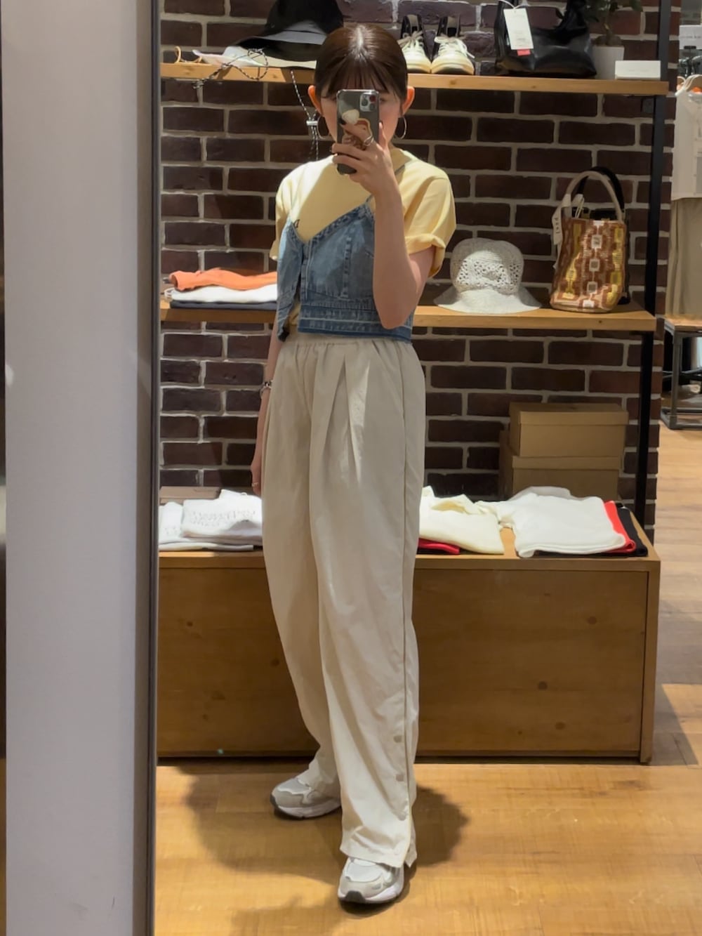 ホワイト系のその他パンツ、ブルー系のキャミソール、イエロー系のTシャツ/カットソーを着用したレディースの夏コーディネートの2枚目の写真