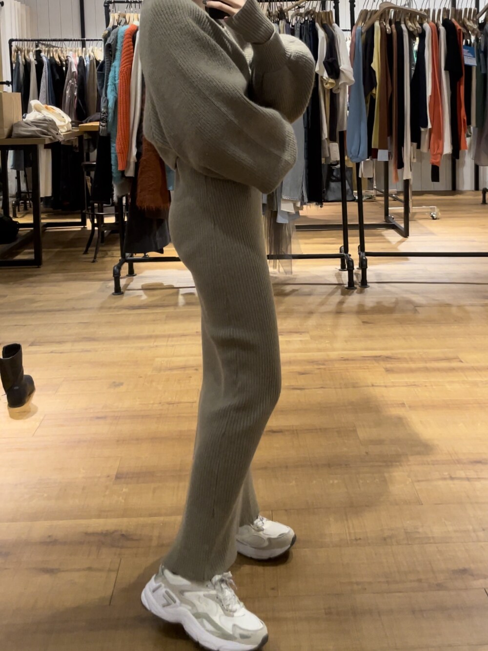 グレー系のワンピースを着用したレディースの秋コーディネートの4枚目の写真