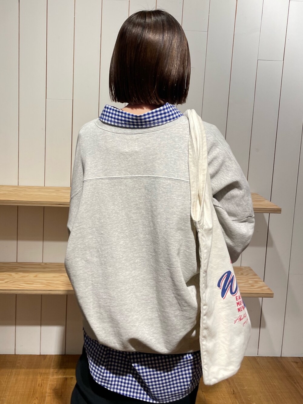 グレー系のスウェット、ブルー系のシャツ/ブラウス、ブラック系のワンピースを着用したレディースの冬コーディネートの8枚目の写真