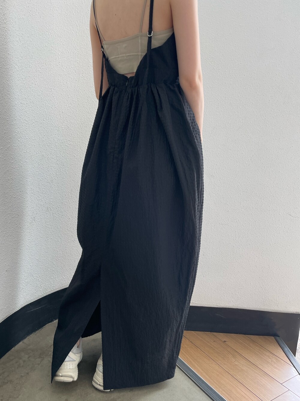 グレー系のキャミソール、シルバー系のハンドバッグ、ブラック系のワンピースを着用したレディースの春コーディネートの7枚目の写真