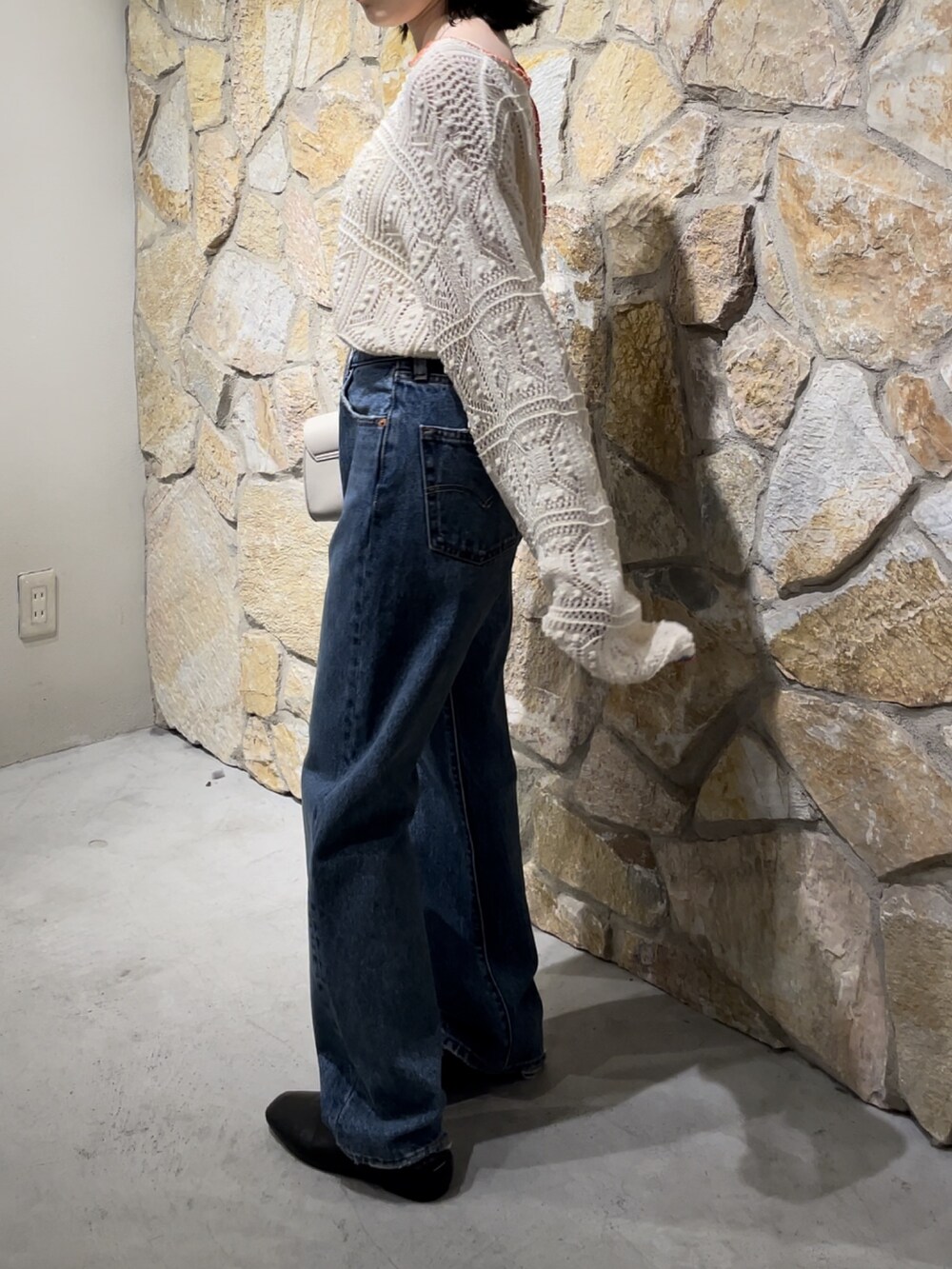 ホワイト系のショルダーバッグ、ホワイト系のニット/セーター、ホワイト系のキャミソールを着用したレディースの夏コーディネートの6枚目の写真