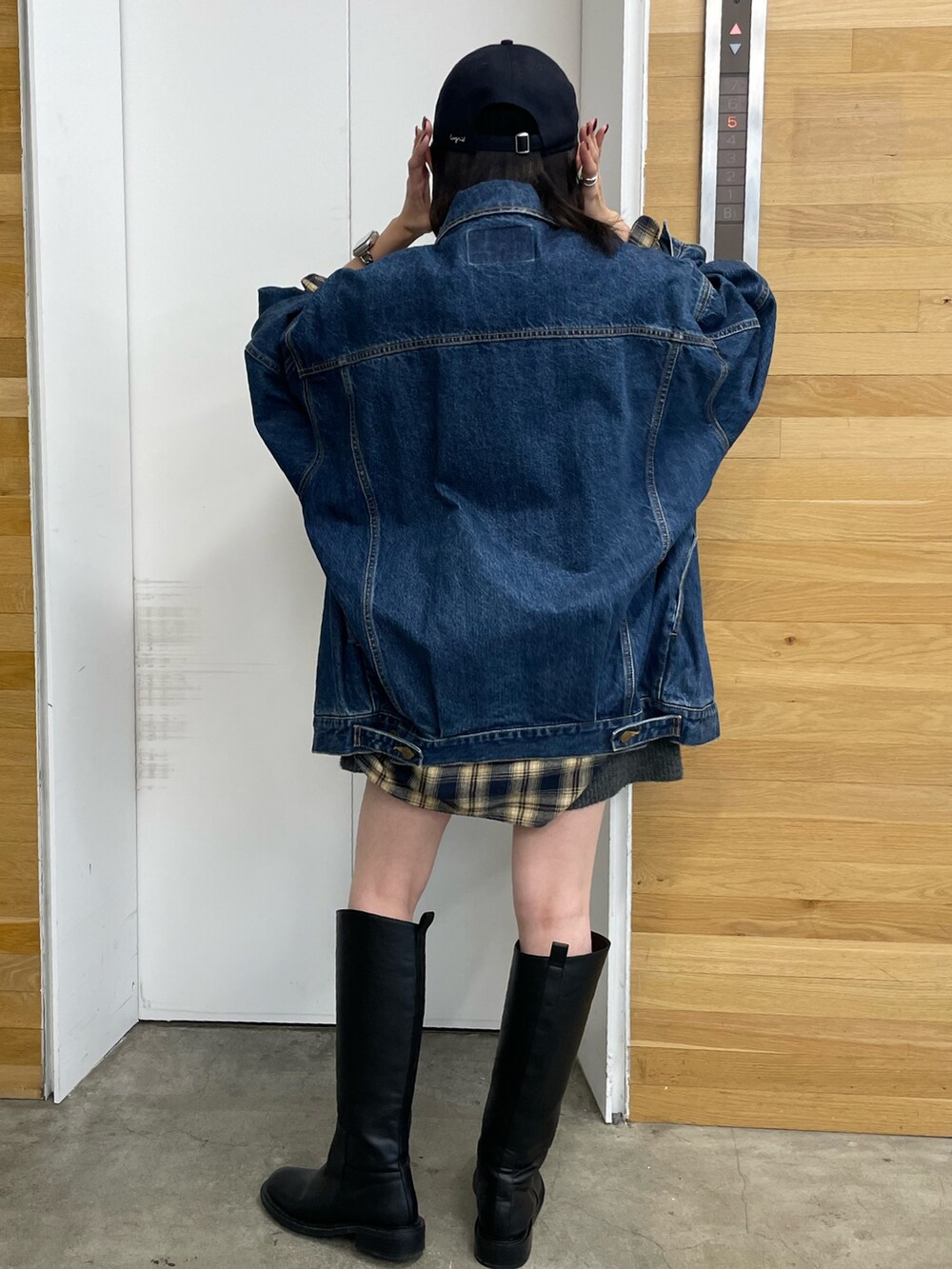 ブラック系のブーツ、グレー系のその他パンツ、ブルー系のシャツ/ブラウスを着用したレディースの秋コーディネートの6枚目の写真