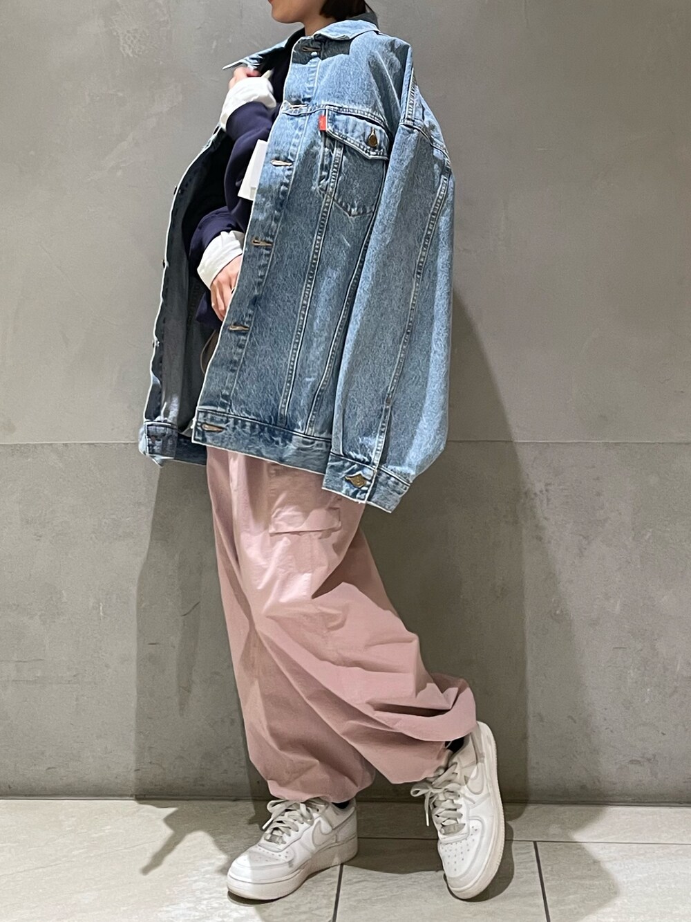 ホワイト系のTシャツ/カットソー、ブルー系のスウェット、ピンク系のカーゴパンツを着用したレディースの冬コーディネートの6枚目の写真