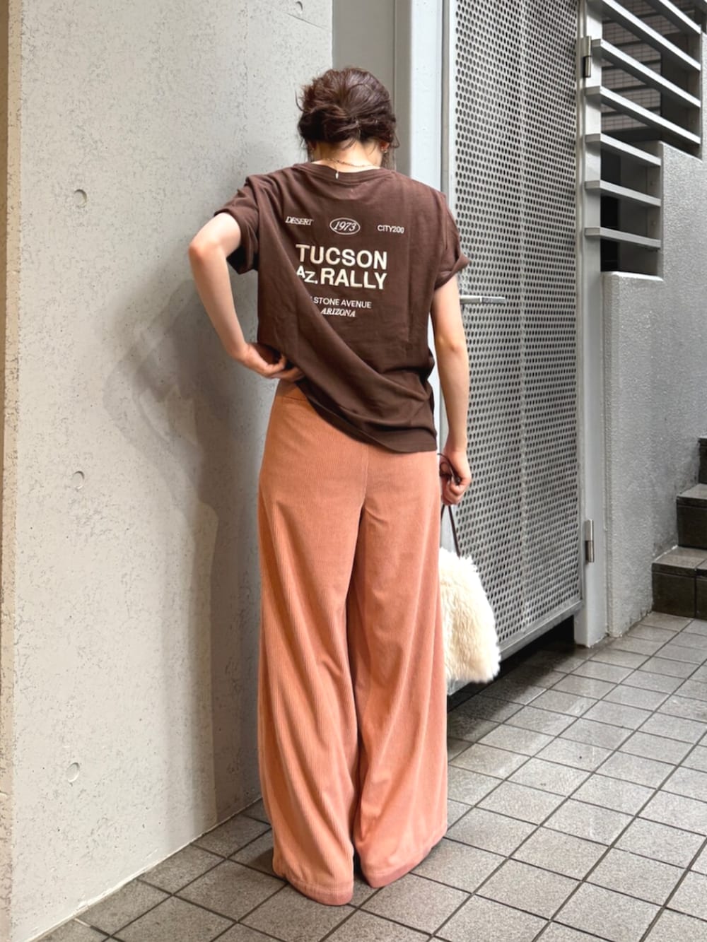 ブラウン系のその他シューズ、ピンク系のその他パンツ、ブラウン系のTシャツ/カットソーを着用したレディースの夏コーディネートの5枚目の写真