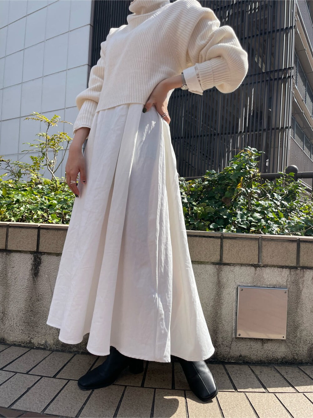 ブラック系のブーツ、ホワイト系のワンピースを着用したレディースの秋コーディネートの7枚目の写真