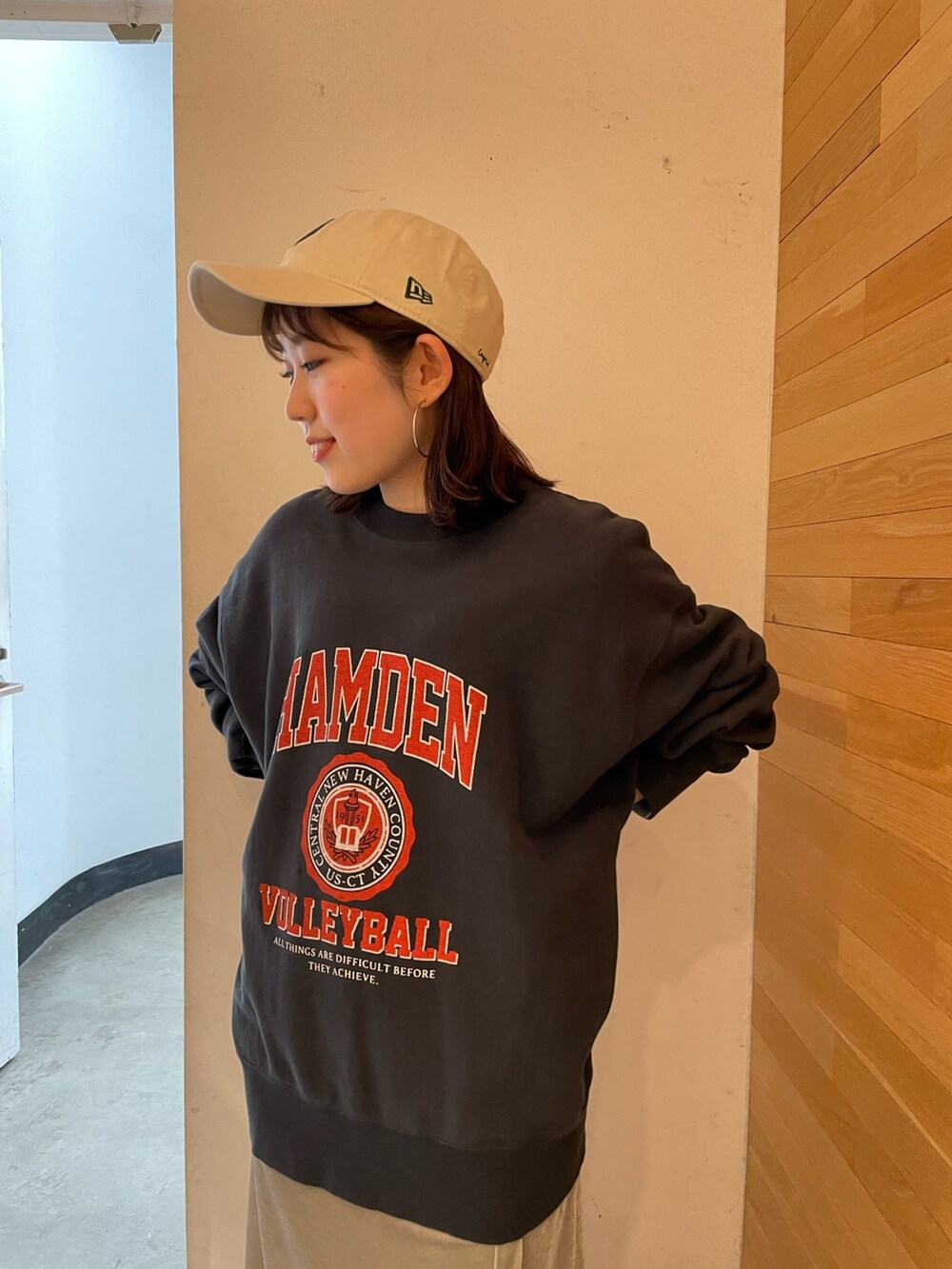 グレー系のスカート、ブラック系のブーツ、ブルー系のTシャツ/カットソーを着用したレディースの秋コーディネートの3枚目の写真