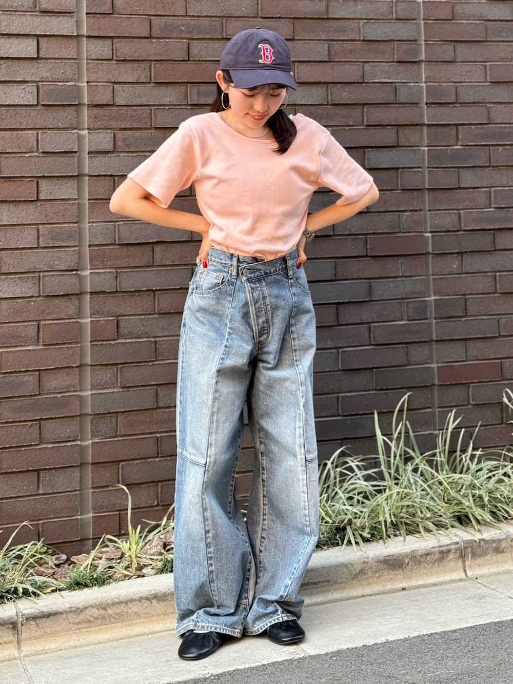 ピンク系のTシャツ/カットソー、ブルー系のデニムパンツ、ブラック系のバレエシューズを着用したレディースの夏コーディネートの5枚目の写真