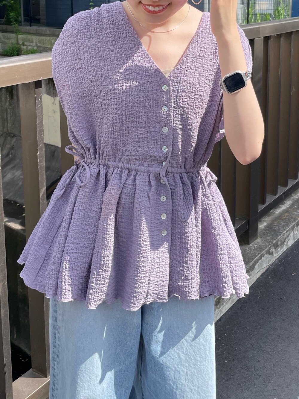 シルバー系のサンダル、グレー系のキャミソール、パープル系のシャツ/ブラウスを着用したレディースの夏コーディネートの8枚目の写真