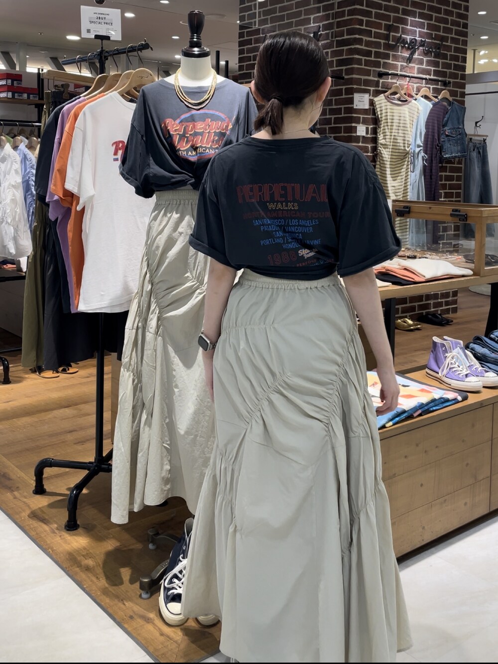 グレー系のTシャツ/カットソー、ホワイト系のスカートを着用したレディースの春コーディネートの4枚目の写真