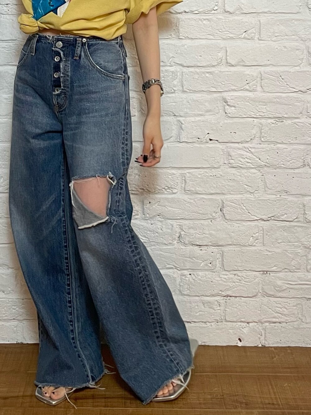 シルバー系のサンダル、ブルー系のデニムパンツ、イエロー系のTシャツ/カットソーを着用したレディースの夏コーディネートの6枚目の写真