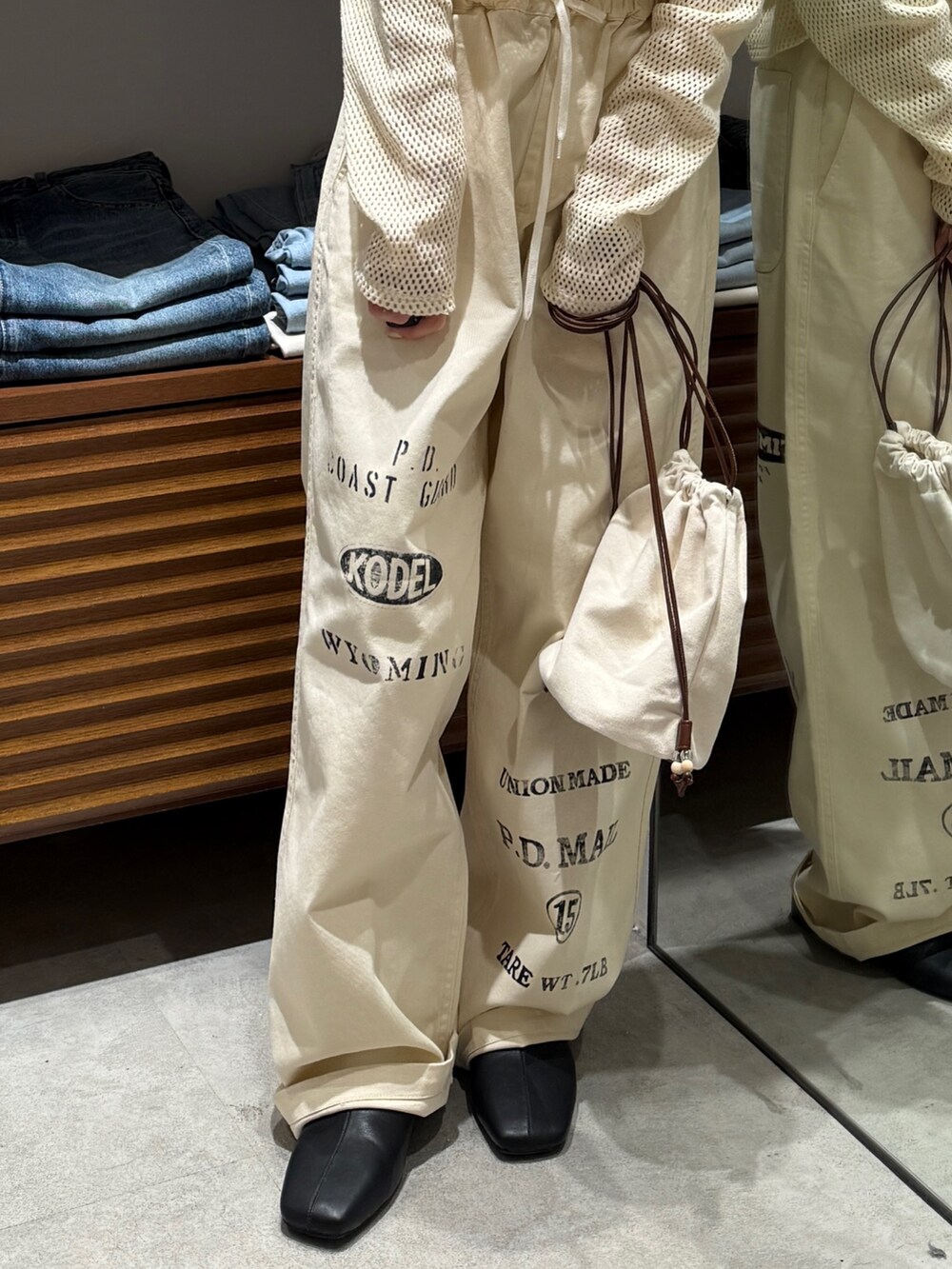 ホワイト系のその他パンツ、ホワイト系のカーディガン/ボレロ、ブラック系のサンダルを着用したレディースの春コーディネートの8枚目の写真