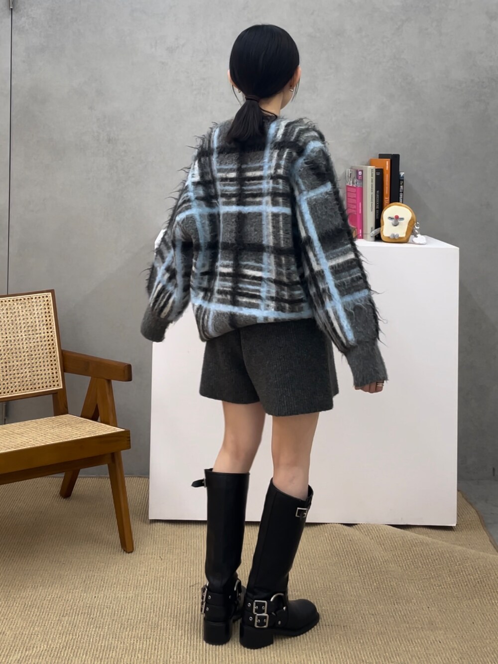 グレー系のその他パンツ、ブラック系のブーツ、グレー系のニット/セーターを着用したレディースの秋コーディネートの4枚目の写真