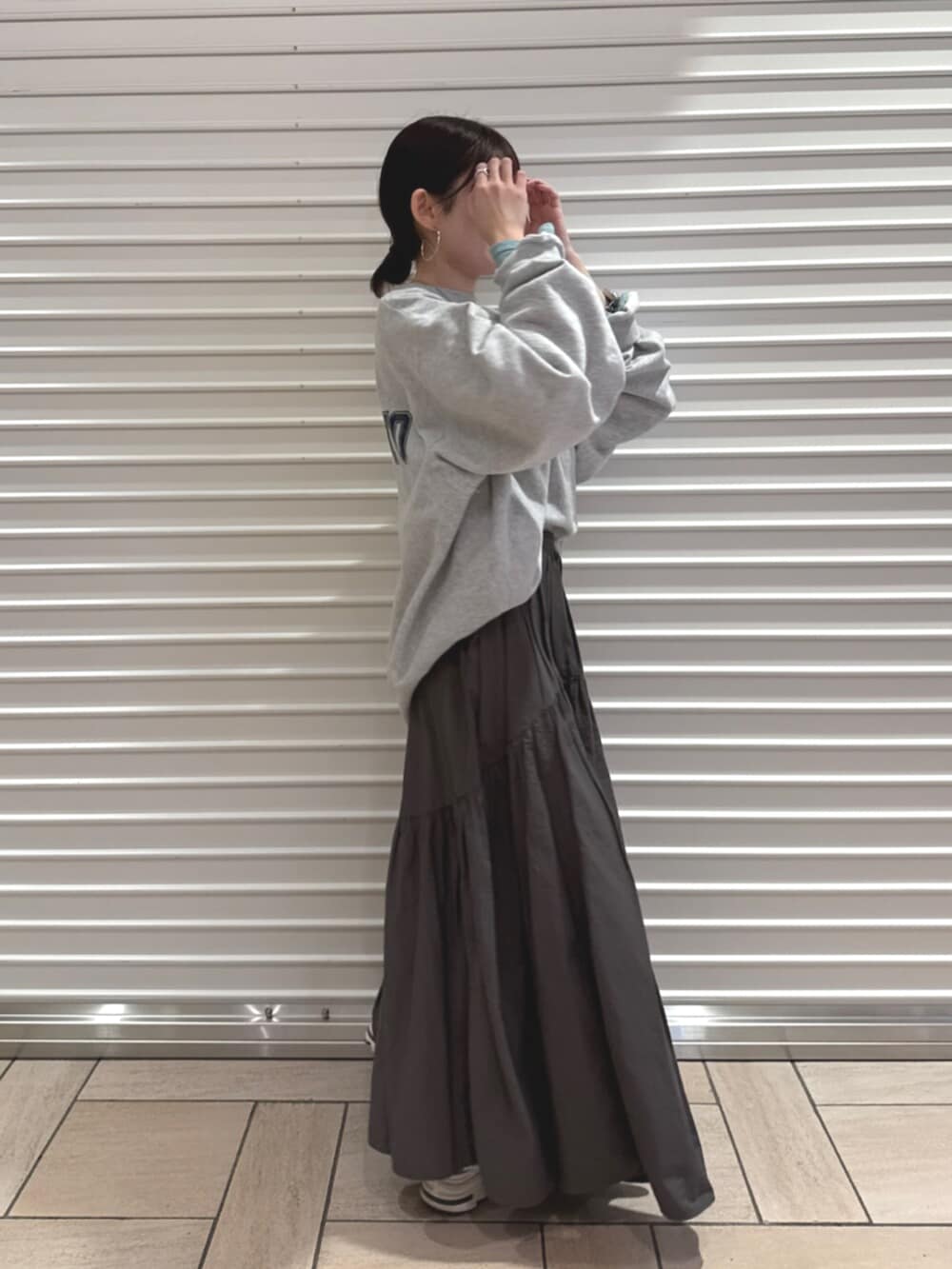 グレー系のスカート、グレー系のスウェットを着用したレディースの秋コーディネートの5枚目の写真