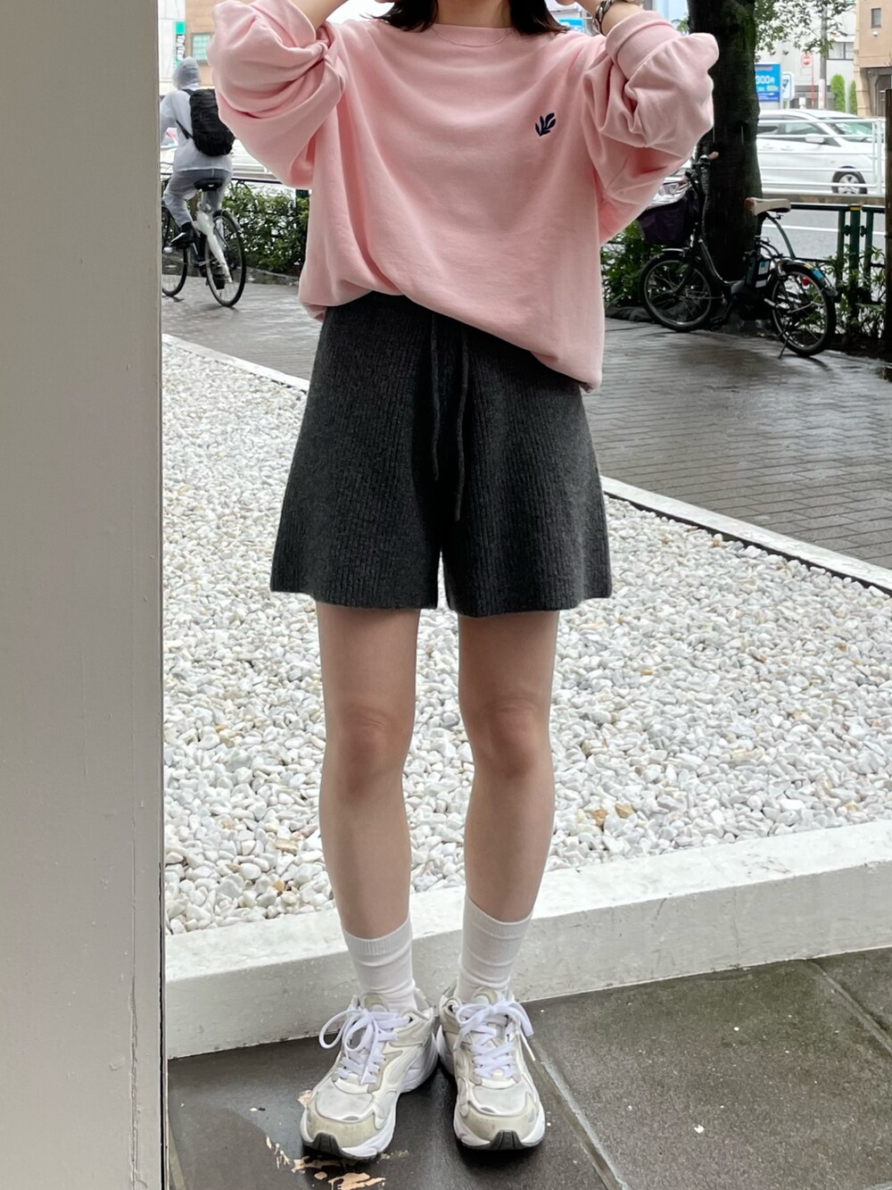 ピンク系のスウェット、グレー系のその他パンツを着用したレディースの秋コーディネートの6枚目の写真