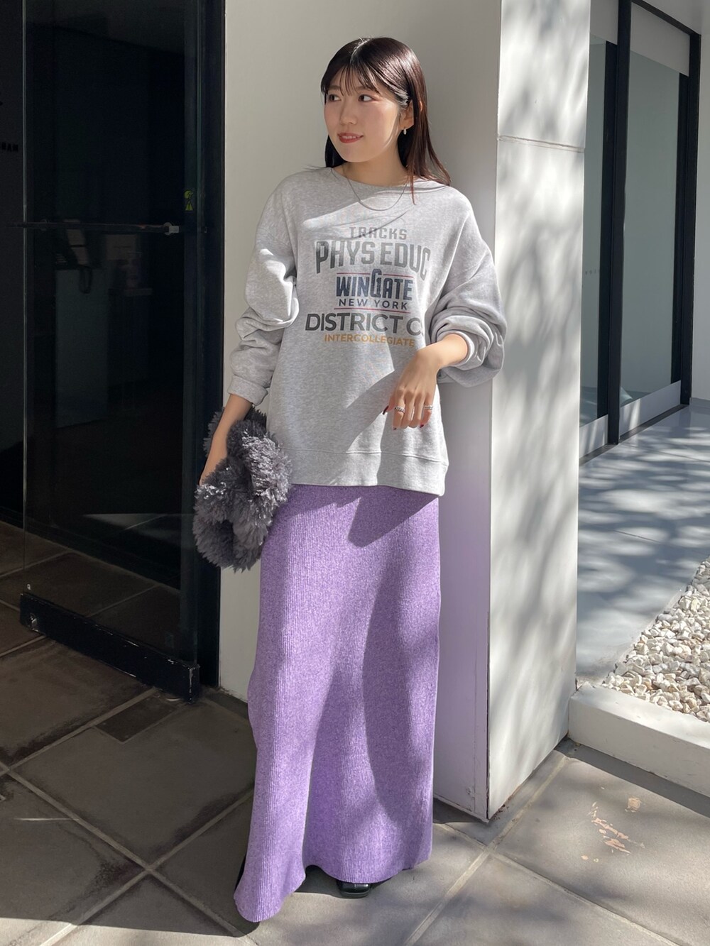 ブラック系のブーツ、グレー系のハンドバッグ、グレー系のスウェットを着用したレディースの秋コーディネートの2枚目の写真